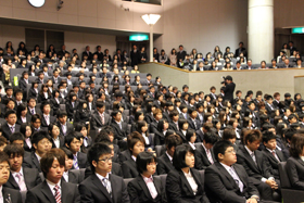 学長告辞に耳を傾ける新入生