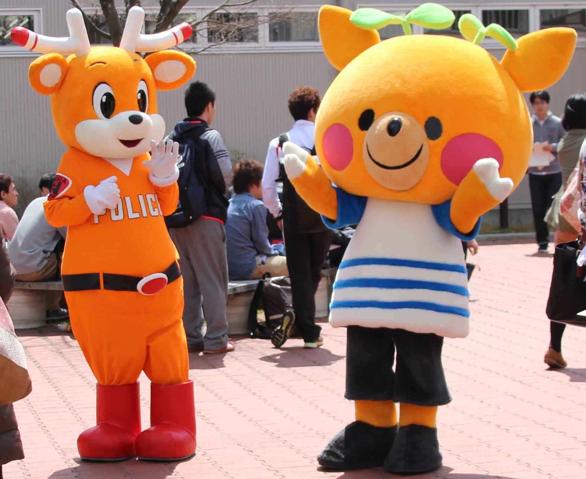 奈良県警察マスコットキャラクター「ﾅポくん」（左）と奈良教育大学イメージキャラクター「なっきょん」