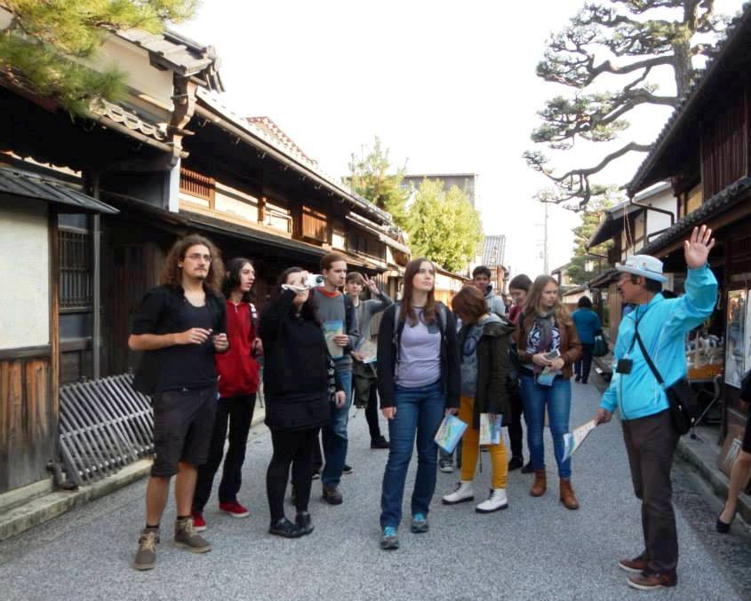 ガイドと近江八幡市内を散策する留学生ら