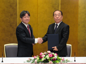 署名後に握手する加藤学長（左）と髙岡理事長