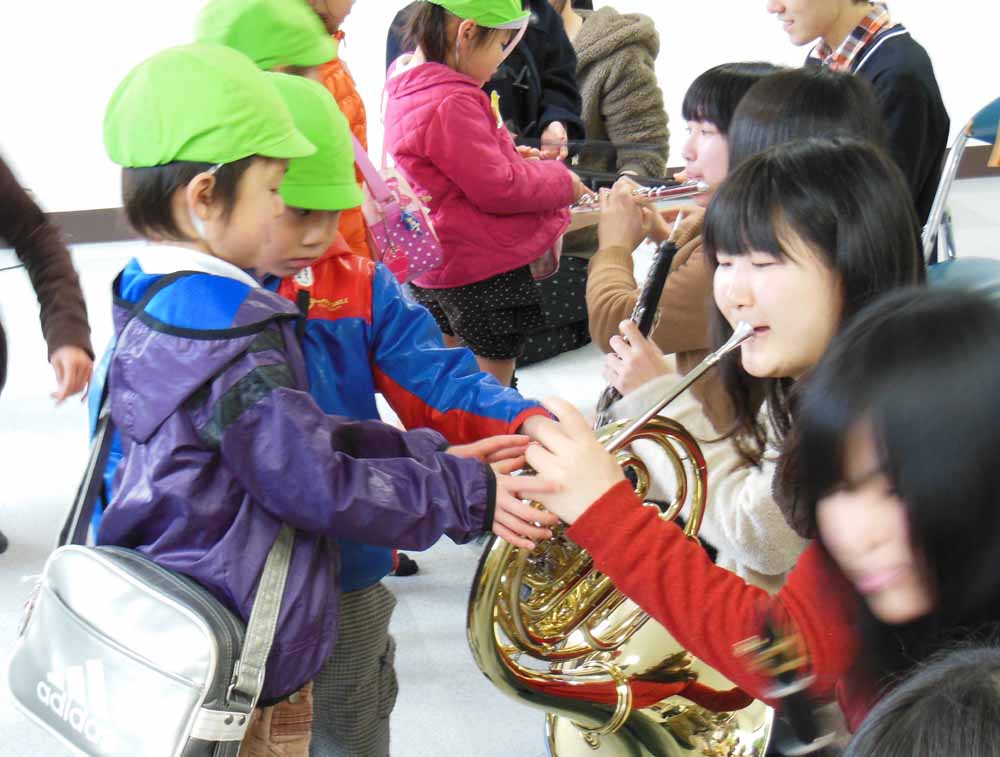 管楽器と触れ合う園児