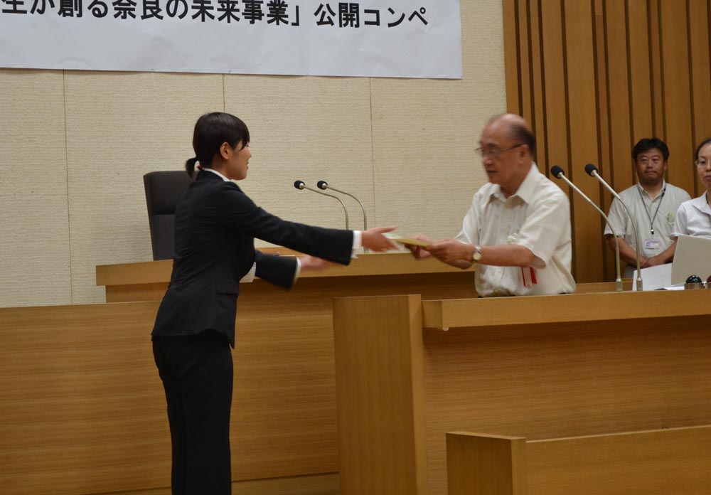 荒井知事から表彰状を受け取る荻さん