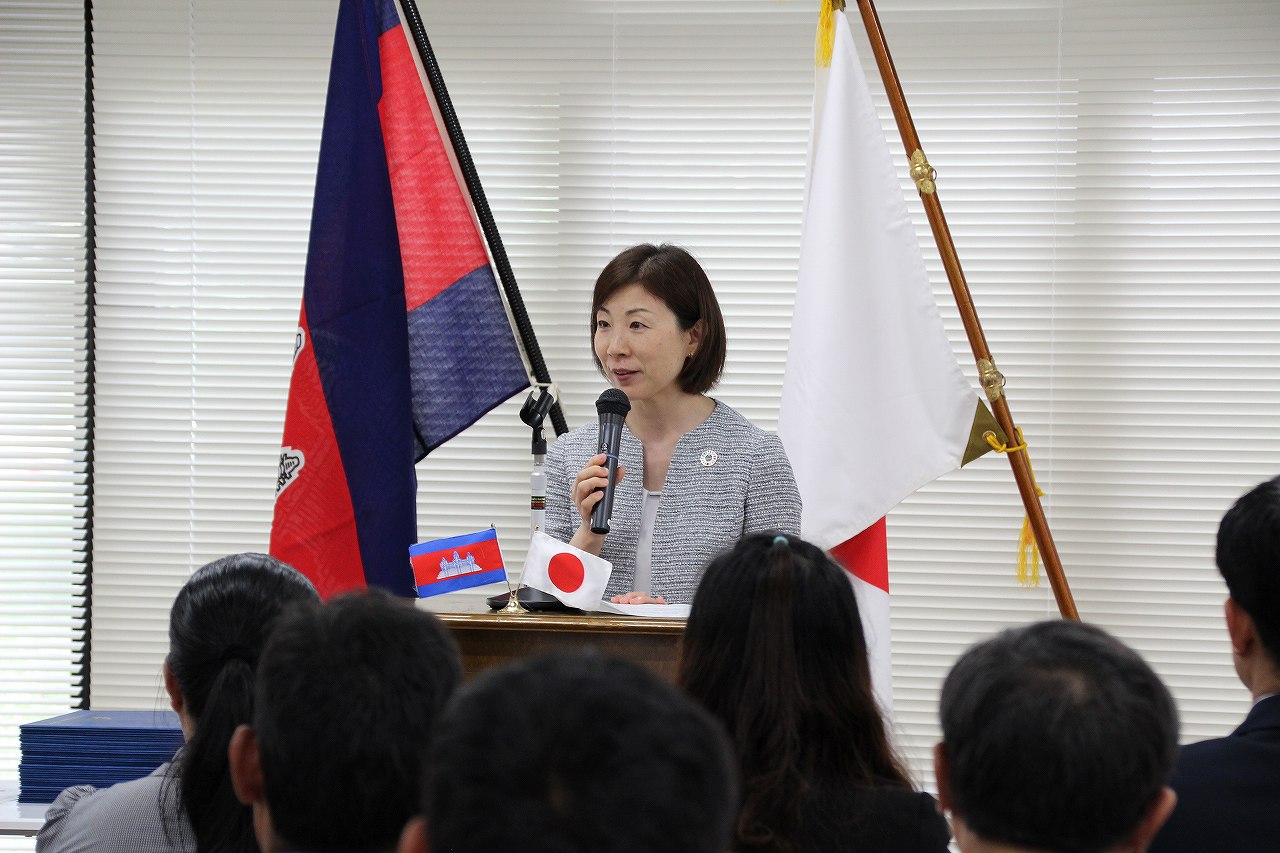 閉会の辞を述べるJICA関西センター西野所長