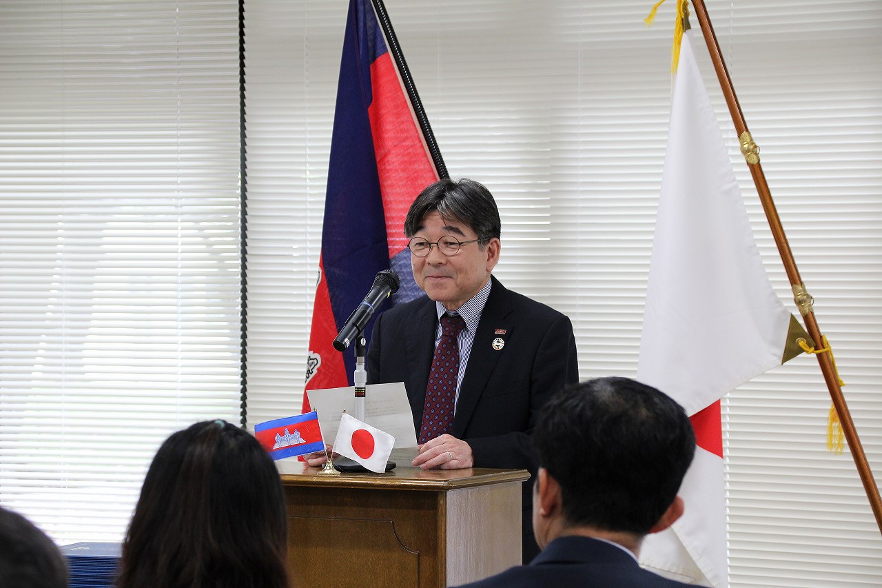 祝辞を述べる加藤学長